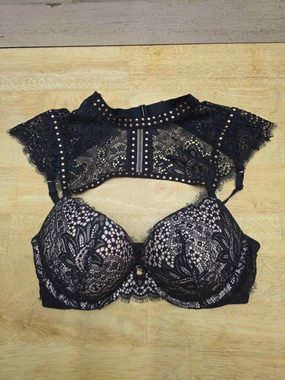 Victoria's Secret 32D very sexy pushup Studded High Neck Bra Push Up Lace Very S